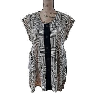 Damee Inc. Textured Stretch Cap Sleeve Swing Top Black and cream Pockets S/M